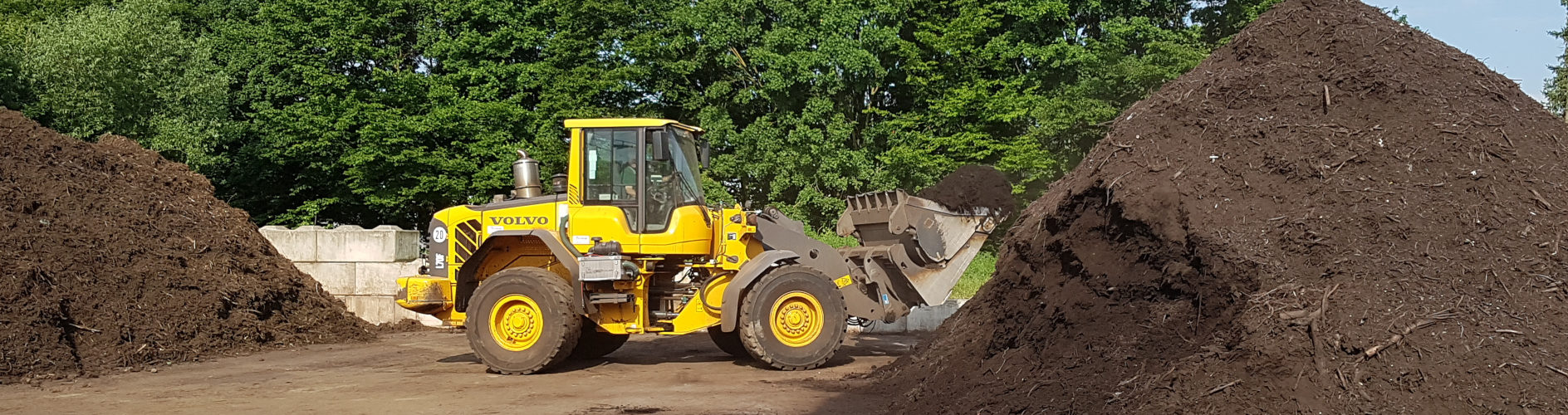 Radlader arbeitet im Kompost